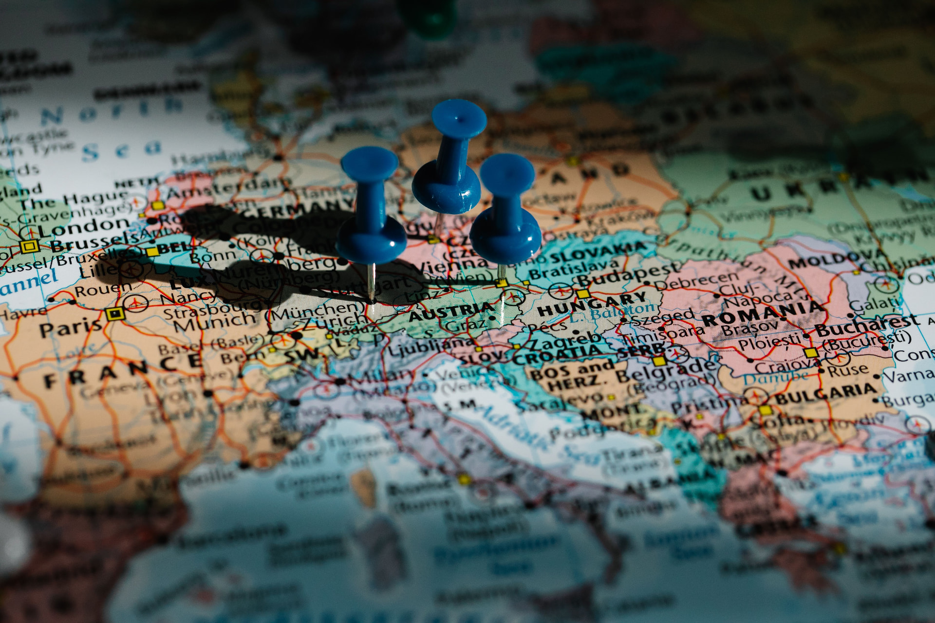 Mapa Európy s pinmi pri Slovensku