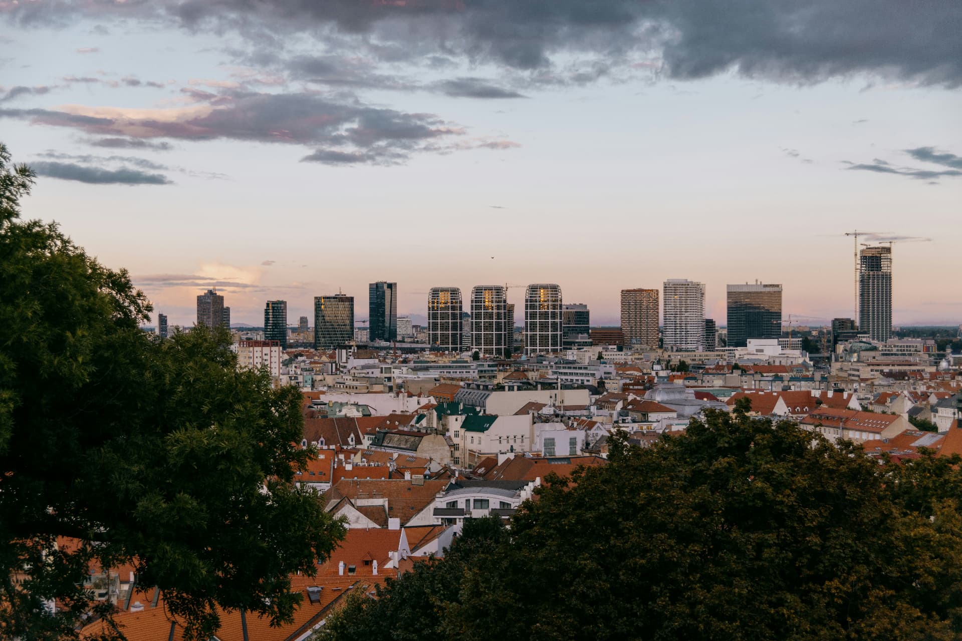 Panoráma Bratislavy pri západe slnka